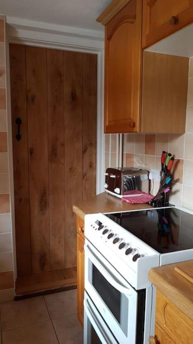 Welcoming Cottage In Chichester Near City Centre المظهر الخارجي الصورة